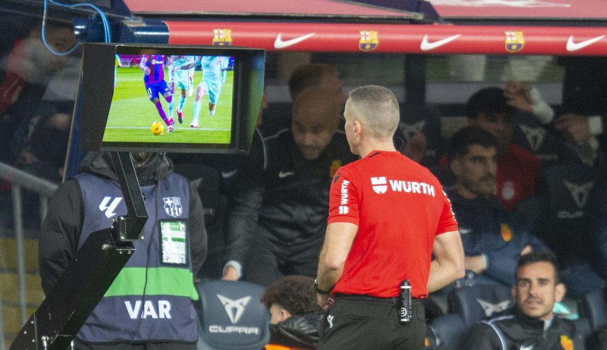 Revolusi VAR: Mengubah Wajah Sepak Bola