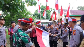 Polda Riau Kibar Bendera Merah Putih di Tepi Sungai Siak